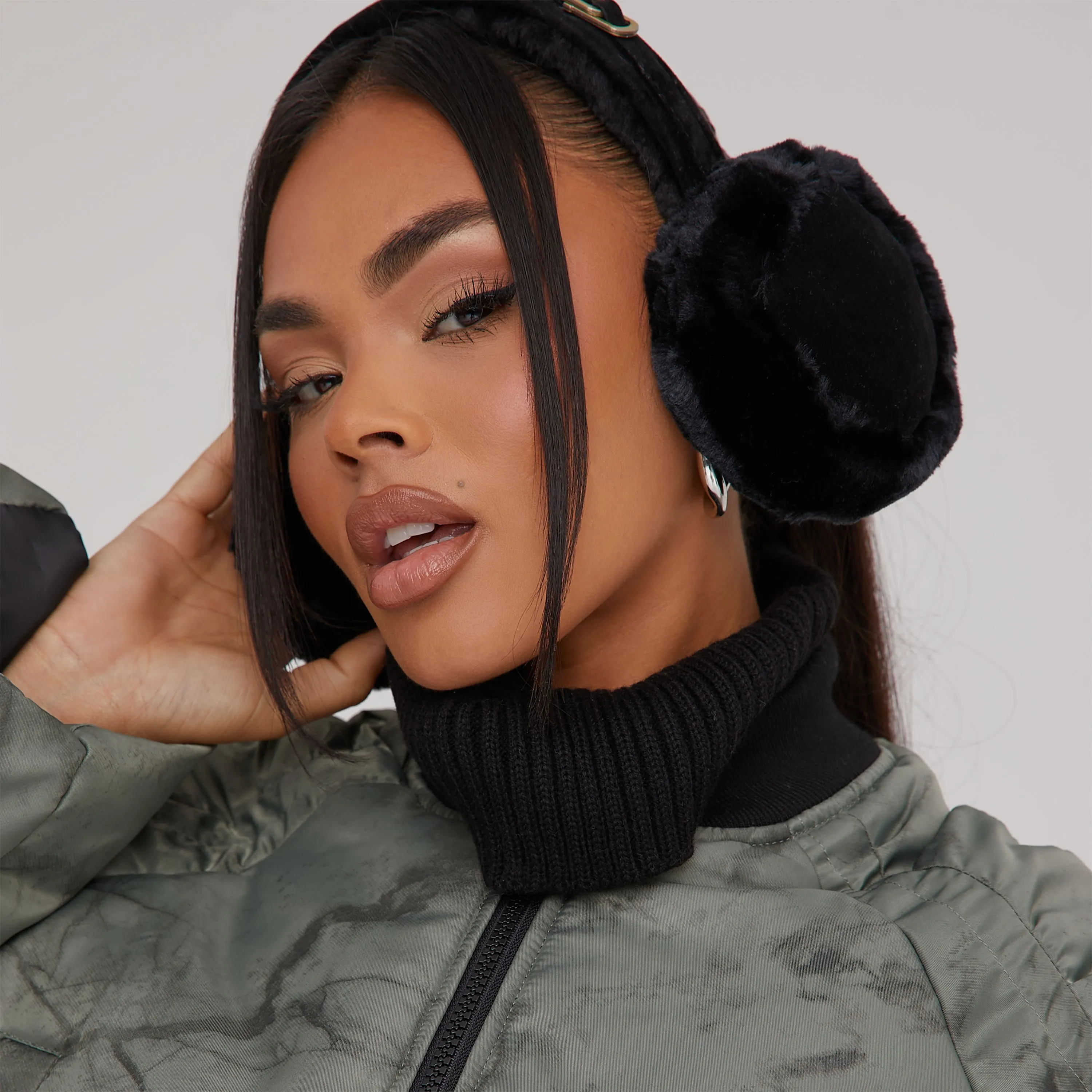 Earmuffs In Black Faux Fur And Suede