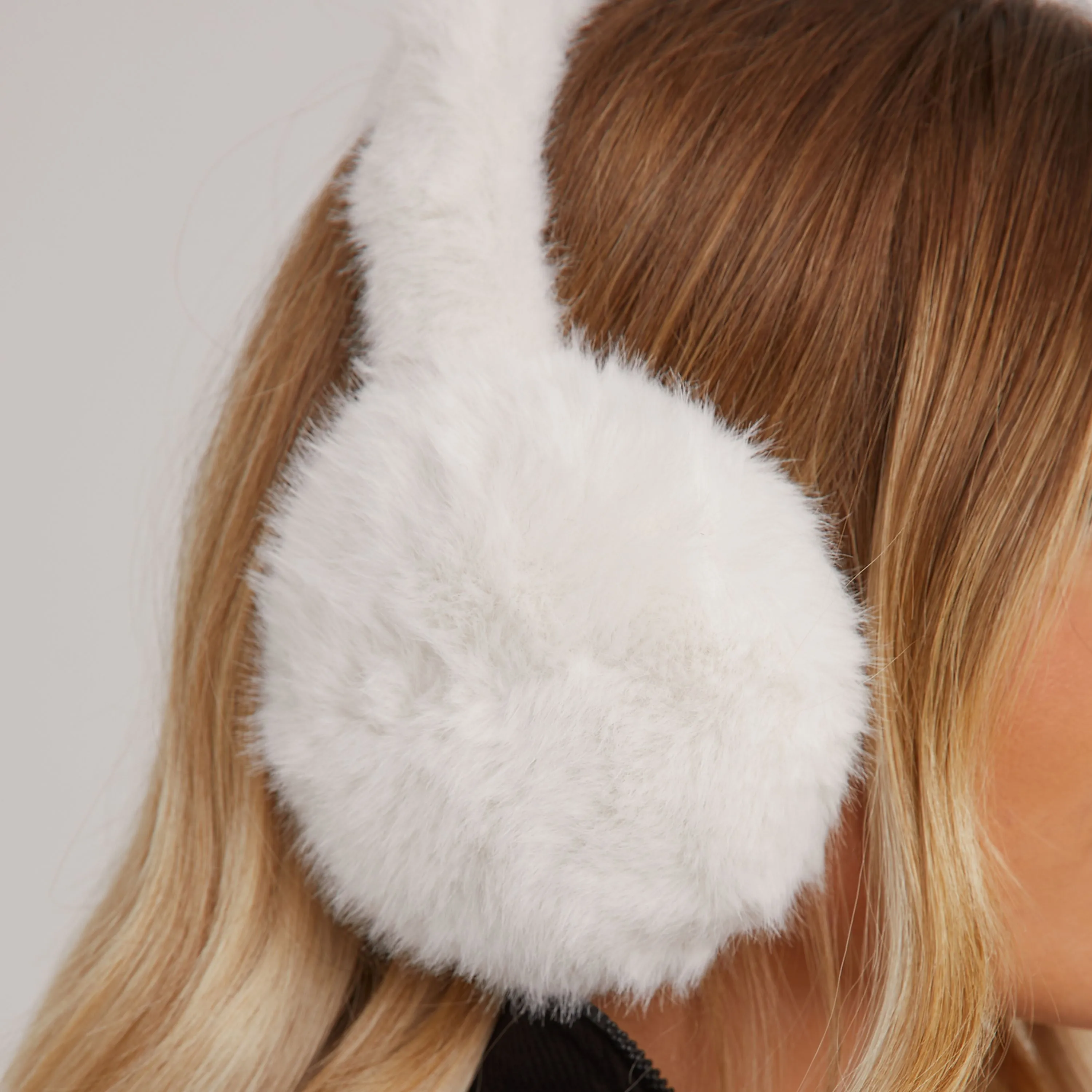 Earmuffs In Cream Faux Fur