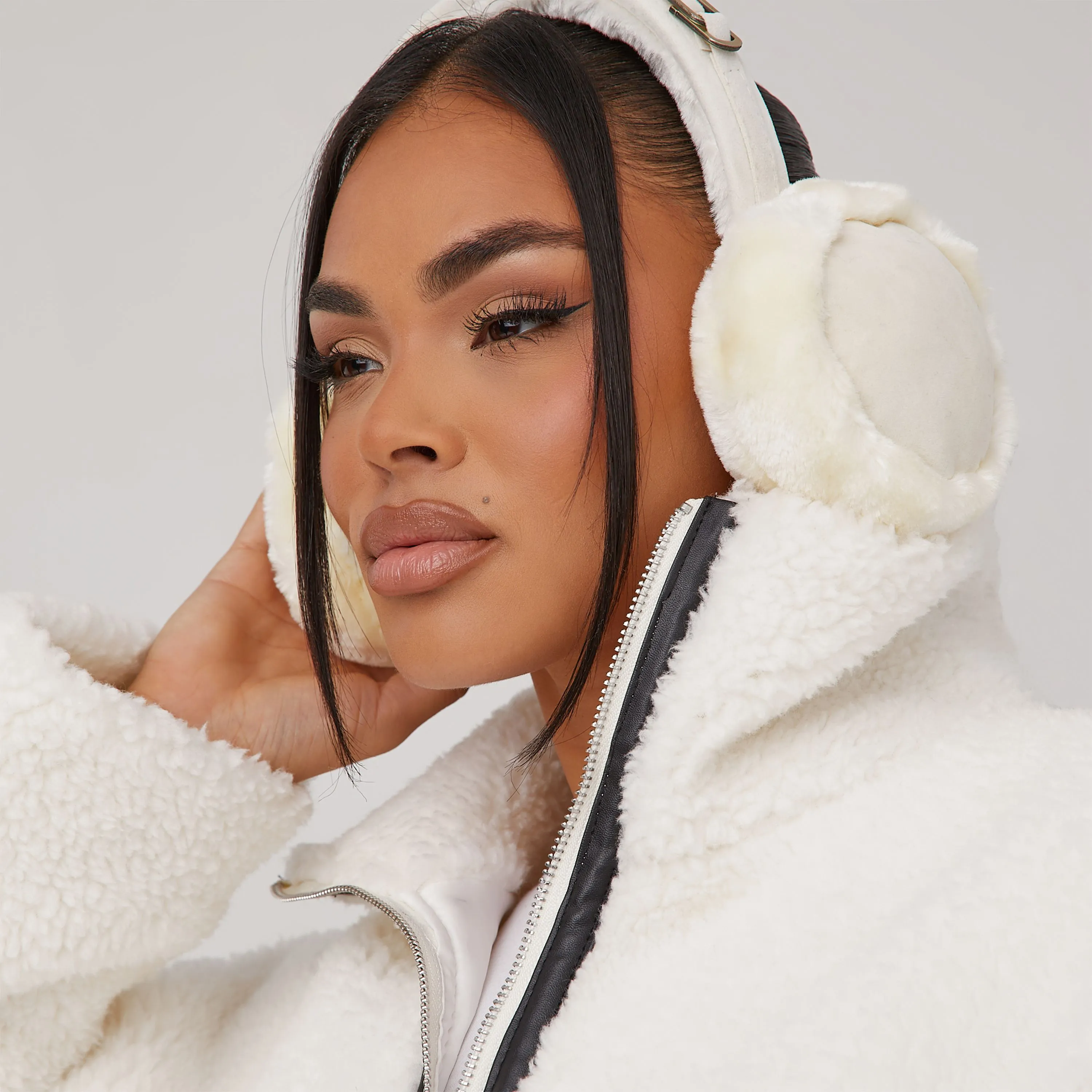 Earmuffs In White Faux Fur And Suede