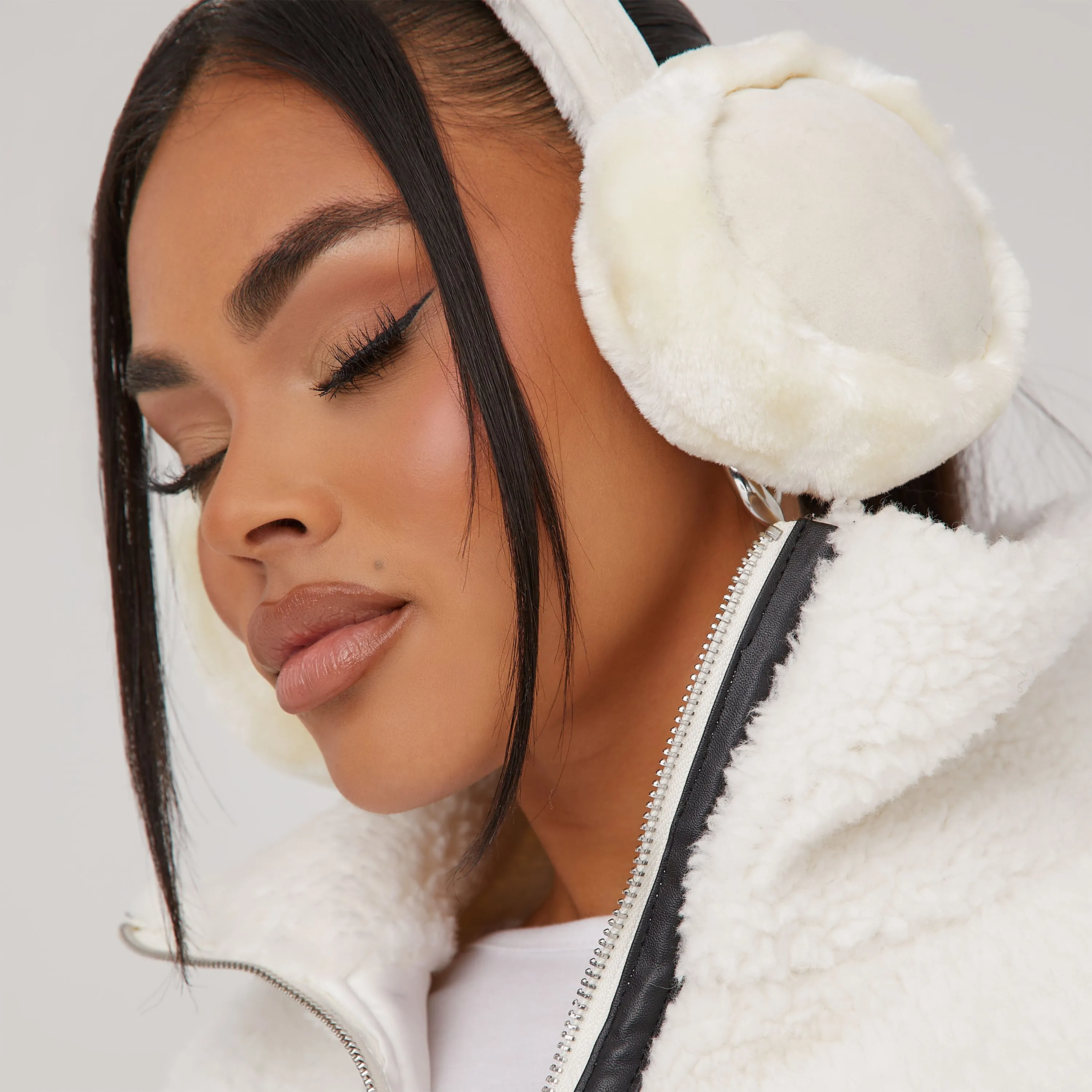 Earmuffs In White Faux Fur And Suede