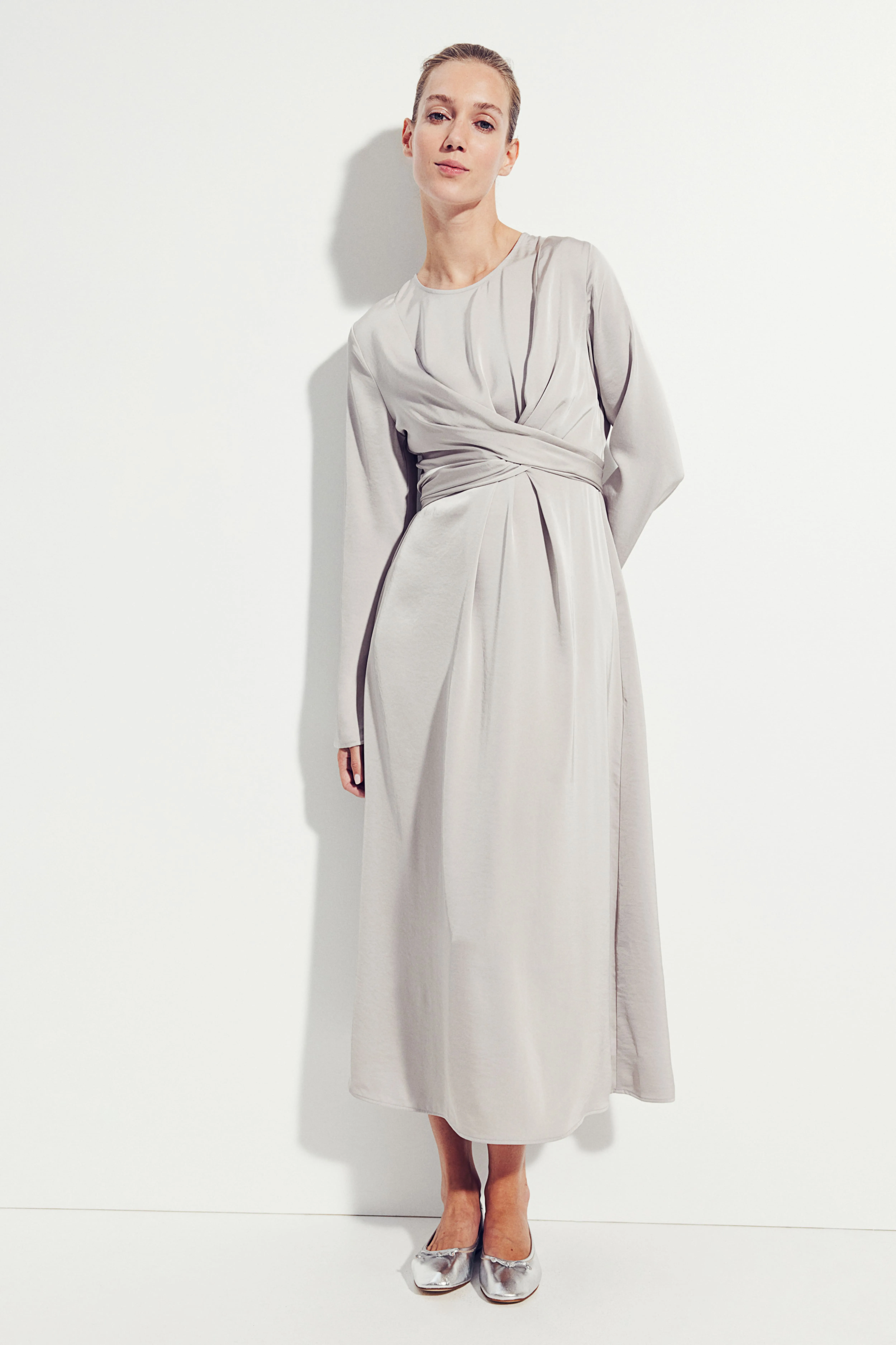 MAMA Satin nursing dress - Round neck - Long sleeve - Light greige - Ladies | H&M GB