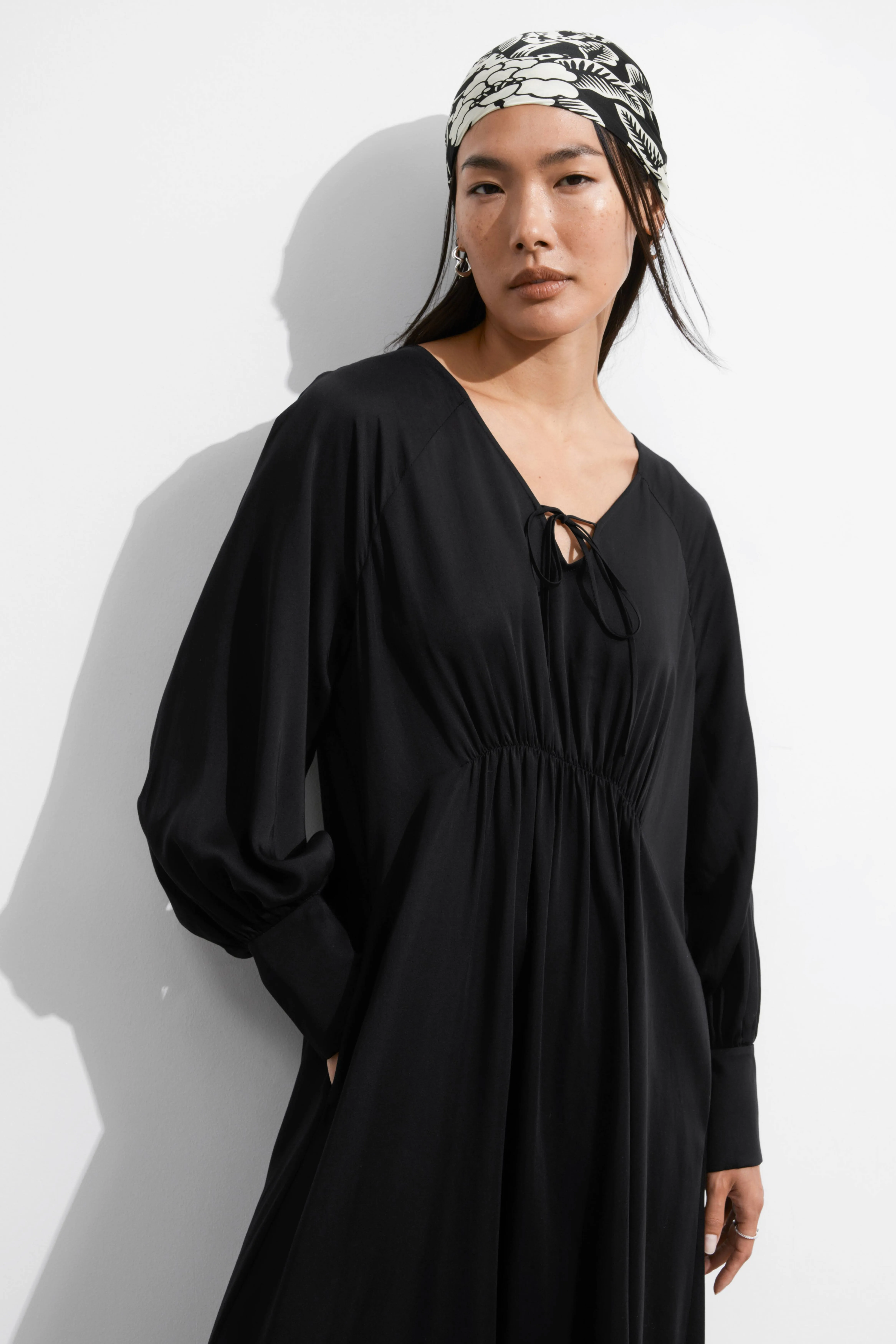 V-Cut Satin Midi Dress - V-neck - Long sleeve - Black - Ladies | H&M GB